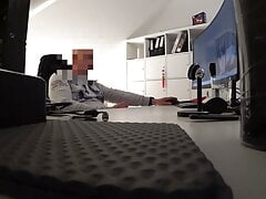 Hidden cam: guy jerks off at the desk