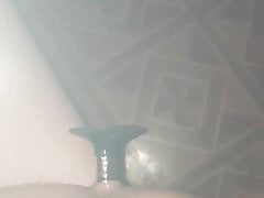 Branlette avec une plug enorme dans le cul au sexshop