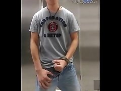 Jerk off at the public toilet - gaybigboy.com
