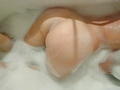 TWINK Play IN HER BATH FEET AND ASS