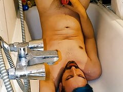 Vulturif pisses all over himself in the Bathtub